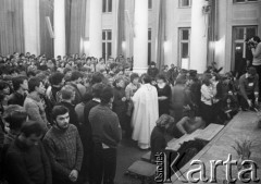 Luty 1981, Warszawa, Polska.
Strajk okupacyjny Studentów SGGW domagających się rejestracji Niezależnego Zrzeszenia Studentów, komunii udziela ksiądz Józef Maj.
Fot. NN, kolekcja NZS SGGW, zbiory Ośrodka KARTA, udostępnili Ryszard Marszałek i Jerzy Boruc