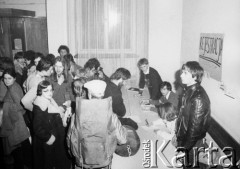 Luty 1981, Warszawa, Polska.
Strajk okupacyjny Studentów SGGW domagających się rejestracji Niezależnego Zrzeszenia Studentów, zapisy osób biorących udział w strajku.
Fot. NN, kolekcja NZS SGGW, zbiory Ośrodka KARTA, udostępnili Ryszard Marszałek i Jerzy Boruc

