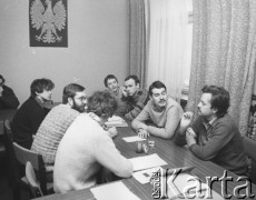 Luty 1981, Warszawa, Polska.
Strajk okupacyjny Studentów SGGW domagających się rejestracji Niezależnego Zrzeszenia Studentów, posiedzenie Komitetu Strajkowego, siedzą za stołem od prawej: Ryszard Marszałek, Paweł Rościszewski, Marek Poddany, Tomasz Rybka, z lewej: Jan Karolkiewicz i Piotr Ogiński.
Fot. NN, kolekcja NZS SGGW, zbiory Ośrodka KARTA, udostępnili Ryszard Marszałek i Jerzy Boruc
