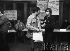 Luty 1981, Warszawa, Polska.
Strajk okupacyjny Studentów SGGW domagających się rejestracji Niezależnego Zrzeszenia Studentów, z prawej stoi Jan Karolkiewicz.
Fot. NN, kolekcja NZS SGGW, zbiory Ośrodka KARTA, udostępnili Ryszard Marszałek i Jerzy Boruc
