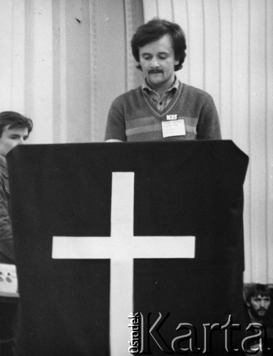Luty 1981, Warszawa, Polska.
Strajk okupacyjny Studentów SGGW domagających się rejestracji Niezależnego Zrzeszenia Studentów, przemawia Ryszard Marszałek.
Fot. NN, kolekcja NZS SGGW, zbiory Ośrodka KARTA, udostępnili Ryszard Marszałek i Jerzy Boruc
