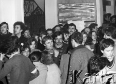 Luty 1981, Warszawa, Polska.
Strajk okupacyjny Studentów SGGW domagających się rejestracji Niezależnego Zrzeszenia Studentów, w prawym rogu stoją: Anna Pawłowska i Tomasz Rybka
Fot. NN, kolekcja NZS SGGW, zbiory Ośrodka KARTA, udostępnili Ryszard Marszałek i Jerzy Boruc
