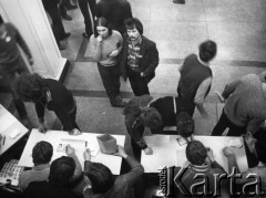 Luty 1981, Warszawa, Polska.
Strajk okupacyjny Studentów SGGW domagających się rejestracji Niezależnego Zrzeszenia Studentów, zapisywanie uczestników strajku.
Fot. NN, kolekcja NZS SGGW, zbiory Ośrodka KARTA, udostępnili Ryszard Marszałek i Jerzy Boruc