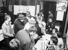 Luty 1981, Warszawa, Polska.
Strajk okupacyjny Studentów SGGW domagających się rejestracji Niezależnego Zrzeszenia Studentów, zapisywanie uczestników strajku.
Fot. NN, kolekcja NZS SGGW, zbiory Ośrodka KARTA, udostępnili Ryszard Marszałek i Jerzy Boruc