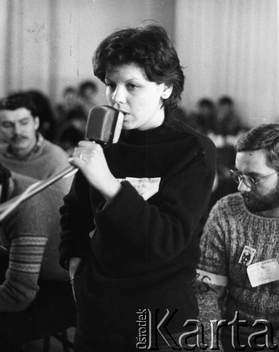 Luty 1981, Warszawa, Polska.
Strajk okupacyjny Studentów SGGW domagających się rejestracji Niezależnego Zrzeszenia Studentów, na wiecu przemawia Anna Pawłowska, z prawej siedzi Piotr Ogiński.
Fot. NN, kolekcja NZS SGGW, zbiory Ośrodka KARTA, udostępnili Ryszard Marszałek i Jerzy Boruc

