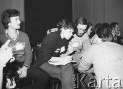 Luty 1981, Warszawa, Polska.
Strajk okupacyjny Studentów SGGW domagających się rejestracji Niezależnego Zrzeszenia Studentów, siedzą od lewej: Ryszard Marszałek, Anna Pawłowska, Piotr Ogiński.
Fot. NN, kolekcja NZS SGGW, zbiory Ośrodka KARTA, udostępnili Ryszard Marszałek i Jerzy Boruc
