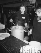 Luty 1981, Warszawa, Polska.
Strajk okupacyjny Studentów SGGW domagających się rejestracji Niezależnego Zrzeszenia Studentów, wydawanie zupy.
Fot. NN, kolekcja NZS SGGW, zbiory Ośrodka KARTA, udostępnili Ryszard Marszałek i Jerzy Boruc
