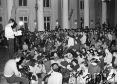 Luty 1981, Warszawa, Polska.
Strajk okupacyjny Studentów SGGW domagających się rejestracji Niezależnego Zrzeszenia Studentów, na scenie stoi Jerzy Boruc.
Fot. NN, kolekcja NZS SGGW, zbiory Ośrodka KARTA, udostępnili Ryszard Marszałek i Jerzy Boruc
