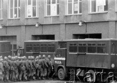 2.12.1981, Warszawa, Polska.
Pacyfikacja Wyższej Oficerskiej Szkoły Pożarniczej.
Fot. NN, kolekcja NZS SGGW, zbiory Ośrodka KARTA, udostępnili Ryszard Marszałek i Jerzy Boruc
