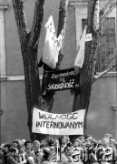 1.05.1982, Warszawa, Polska.
Niezależna manifestacja pierwszomajowa na placu Zamkowym, hasło 