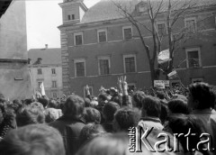 1.05.1982, Warszawa, Polska.
Niezależna manifestacja pierwszomajowa na placu Zamkowym.
Fot. NN, kolekcja NZS SGGW, zbiory Fundacji Ośrodka KARTA, udostępnili Ryszard Marszałek i Jerzy Boruc