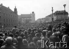 1.05.1982, Warszawa, Polska.
Niezależna manifestacja pierwszomajowa na placu Zamkowym.
Fot. NN, kolekcja NZS SGGW, zbiory Fundacji Ośrodka KARTA, udostępnili Ryszard Marszałek i Jerzy Boruc
