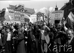 1.05.1982, Warszawa, Polska.
Niezależna manifestacja pierwszomajowa na placu Zamkowym, hasła 