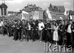 1.05.1982, Warszawa, Polska.
Niezależna manifestacja pierwszomajowa na placu Zamkowym.
Fot. NN, kolekcja NZS SGGW, zbiory Fundacji Ośrodka KARTA, udostępnili Ryszard Marszałek i Jerzy Boruc