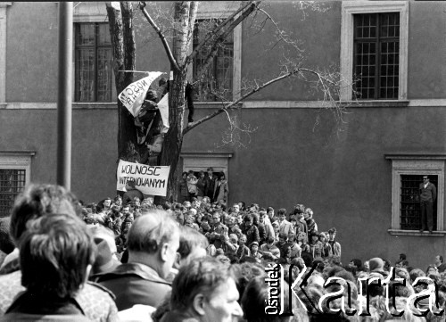 1.05.1982, Warszawa, Polska.
Niezależna manifestacja pierwszomajowa na placu Zamkowym, hasłWolność internowanym
