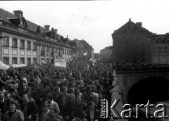 1.05.1982, Warszawa, Polska.
Niezależna manifestacja pierwszomajowa nad Trasą W-Z, ulica Miodowa.
Fot. NN, kolekcja NZS SGGW, zbiory Fundacji Ośrodka KARTA, udostępnili Ryszard Marszałek i Jerzy Boruc