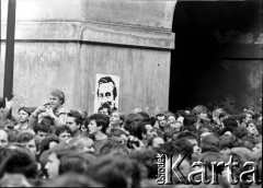 1.05.1982, Warszawa, Polska.
Niezależna manifestacja pierwszomajowa, widoczny plakat z wizerunkiem Lecha Wałęsy.
Fot. NN, kolekcja NZS SGGW, zbiory Fundacji Ośrodka KARTA, udostępnili Ryszard Marszałek i Jerzy Boruc