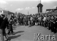 1.05.1982, Warszawa, Polska.
Niezależna manifestacja pierwszomajowa na placu Zamkowym.
Fot. NN, kolekcja NZS SGGW, zbiory Fundacji Ośrodka KARTA, udostępnili Ryszard Marszałek i Jerzy Boruc