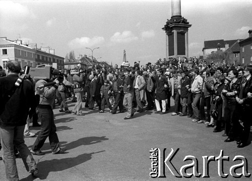 1.05.1982, Warszawa, Polska.
Niezależna manifestacja pierwszomajowa na placu Zamkowym.
Fot. NN, kolekcja NZS SGGW, zbiory Fundacji Ośrodka KARTA, udostępnili Ryszard Marszałek i Jerzy Boruc