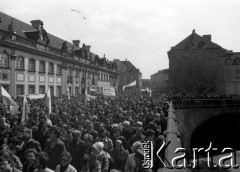 1.05.1982, Warszawa, Polska.
Niezależna manifestacja pierwszomajowa nad Trasą W-Z, ulica Miodowa.
Fot. NN, kolekcja NZS SGGW, zbiory Fundacji Ośrodka KARTA, udostępnili Ryszard Marszałek i Jerzy Boruc