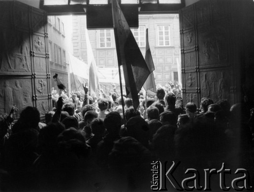 3.05.1982, Warszawa, Polska.
Demonstracja na Starym Mieście.
Fot. NN, kolekcja NZS SGGW, zbiory Ośrodka KARTA, udostepnili Ryszard Marszałek i Jerzy Boruc
