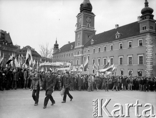 3.05.1982, Warszawa, Polska.
Demonstracja na Placu Zamkowym.
Fot. NN, kolekcja NZS SGGW, zbiory Ośrodka KARTA, udostepnili Ryszard Marszałek i Jerzy Boruc