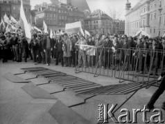 3.05.1982, Warszawa, Polska.
Demonstracja na Placu Zamkowym.
Fot. NN, kolekcja NZS SGGW, zbiory Ośrodka KARTA, udostepnili Ryszard Marszałek i Jerzy Boruc
