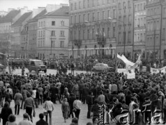3.05.1982, Warszawa, Polska.
Demonstracja na Placu Zamkowym.
Fot. NN, kolekcja NZS SGGW, zbiory Ośrodka KARTA, udostepnili Ryszard Marszałek i Jerzy Boruc
