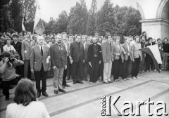 25.05.1981, Warszawa, Polska.
Marsz w obronie więźniów politycznych, zorganizowany przez Niezależne Zrzeszenie Studentów, plac Zwycięstwa. N/z od lewej: Wojciech Ziembiński, Seweryn Jaworski, Ryszard Marszałek, ks. Henryk Jankowski, Tadeusz Mazowiecki, Daniel Wróblewski, Paweł Rościszewski, Wojciech Bogaczyk, Marcin Gugulski. Fot. NN, kolekcja NZS SGGW, zbiory Fundacji Ośrodka KARTA, udostępnili Ryszard Marszałek i Jerzy Boruc