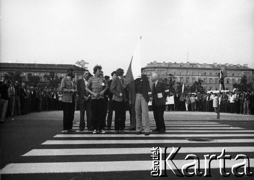 25.05.1981, Warszawa, Polska.
Marsz w obronie więźniów politycznych, zorganizowany przez Niezależne Zrzeszenie Studentów, plac Zwycięstwa, n/z m.in. Tadeusz Mazowiecki (2L). Fot. NN, kolekcja NZS SGGW, zbiory Fundacji Ośrodka KARTA, udostępnili Ryszard Marszałek i Jerzy Boruc