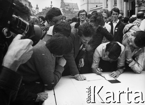 25.05.1981, Warszawa, Polska.
Marsz w obronie więźniów politycznych, zorganizowany przez Niezależne Zrzeszenie Studentów, ulica Krakowskie Przedmieście. Fot. NN, kolekcja NZS SGGW, zbiory Fundacji Ośrodka KARTA, udostępnili Ryszard Marszałek i Jerzy Boruc