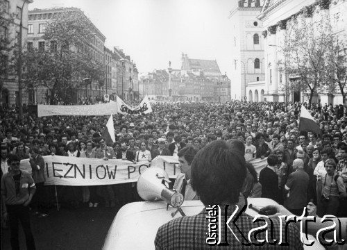 25.05.1981, Warszawa, Polska.
Marsz w obronie więźniów politycznych, zorganizowany przez Niezależne Zrzeszenie Studentów, ulica Krakowskie Przedmieście. Przemawia Jerzy Boruc. Fot. NN, kolekcja NZS SGGW, zbiory Fundacji Ośrodka KARTA, udostępnili Ryszard Marszałek i Jerzy Boruc