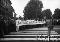 25.05.1981, Warszawa, Polska.
Marsz w obronie więźniów politycznych, zorganizowany przez Niezależne Zrzeszenie Studentów, ulica Krakowskie Przedmieście. Fot. NN, kolekcja NZS SGGW, zbiory Fundacji Ośrodka KARTA, udostępnili Ryszard Marszałek i Jerzy Boruc