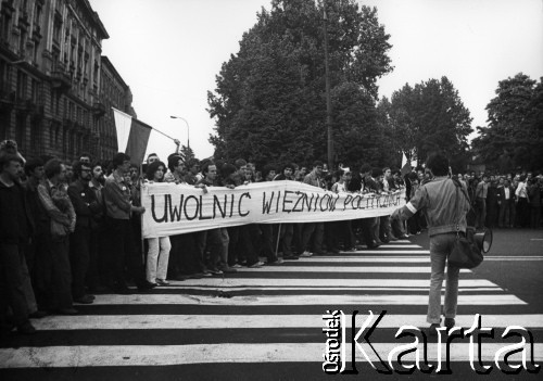 25.05.1981, Warszawa, Polska.
Marsz w obronie więźniów politycznych, zorganizowany przez Niezależne Zrzeszenie Studentów, ulica Krakowskie Przedmieście. Fot. NN, kolekcja NZS SGGW, zbiory Fundacji Ośrodka KARTA, udostępnili Ryszard Marszałek i Jerzy Boruc