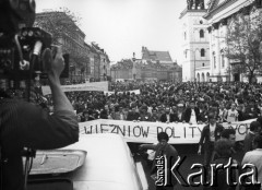 25.05.1981, Warszawa, Polska.
Marsz w obronie więźniów politycznych, zorganizowany przez Niezależne Zrzeszenie Studentów, ulica Krakowskie Przedmieście, przy samochodzie stoi Jerzy Boruc. Fot. NN, kolekcja NZS SGGW, zbiory Fundacji Ośrodka KARTA, udostępnili Ryszard Marszałek i Jerzy Boruc