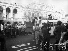 25.05.1981, Warszawa, Polska.
Marsz w obronie więźniów politycznych, zorganizowany przez Niezależne Zrzeszenie Studentów, ulica Krakowskie Przedmieście, z samochodu przemawia Jerzy Boruc. Fot. NN, kolekcja NZS SGGW, zbiory Fundacji Ośrodka KARTA, udostępnili Ryszard Marszałek i Jerzy Boruc