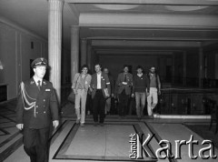 25.05.1981, Warszawa, Polska.
Spotkanie w sejmie po marszu protestacyjnym zorganizowanym przez NZS w obronie więźniów politycznych. N/z w głębi od lewej: Jan Karolkiewicz, Ryszard Marszałek, Seweryn Jaworski, Jerzy Boruc, NN, Piotr Ogiński.
Fot. NN, kolekcja NZS SGGW, zbiory Fundacji Ośrodka KARTA, udostępnili Ryszard Marszałek i Jerzy Boruc