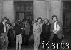 25.05.1981, Warszawa, Polska.
Spotkanie w sejmie po marszu protestacyjnym zorganizowanym przez NZS w obronie więźniów politycznych. N/z od prawej: Ryszard Marszałek, Daniel Wróblewski, Jan Karolkiewicz.
Fot. NN, kolekcja NZS SGGW, zbiory Fundacji Ośrodka KARTA, udostępnili Ryszard Marszałek i Jerzy Boruc
