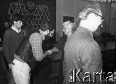 25.05.1981, Warszawa, Polska.
Spotkanie w sejmie po marszu protestacyjnym zorganizowanym przez NZS w obronie więźniów politycznych, n/z od lewej: Wojciech Bogaczyk, Piotr Ogiński, wicemarszałek Sejmu Halina Skibniewska, Seweryn Jaworski.
Fot. NN, kolekcja NZS SGGW, zbiory Fundacji Ośrodka KARTA, udostępnili Ryszard Marszałek i Jerzy Boruc