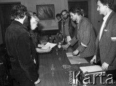25.05.1981, Warszawa, Polska.
Spotkanie w sejmie po marszu protestacyjnym zorganizowanym przez NZS w obronie więźniów politycznych, n/z od prawej: Ryszard Marszałek, Jerzy Boruc, Piotr Ogiński, z lewej wicemarszałek Sejmu Halina Skibniewska.
Fot. NN, kolekcja NZS SGGW, zbiory Fundacji Ośrodka KARTA, udostępnili Ryszard Marszałek i Jerzy Boruc