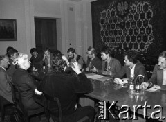 25.05.1981, Warszawa, Polska.
Spotkanie w sejmie po marszu protestacyjnym zorganizowanym przez NZS w obronie więźniów politycznych, n/z od prawej: Marcin Gugulski, Ryszard Marszałek, Jerzy Boruc, Seweryn Jaworski, Piotr Ogiński, Jan Karolkiewicz, Wojciech Bogaczyk, z lewej Daniel Wróblewski, wicemarszałek Sejmu Halina Skibniewska, członek Rady Państwa Jan Józef Szczepański.
Fot. NN, kolekcja NZS SGGW, zbiory Fundacji Ośrodka KARTA, udostępnili Ryszard Marszałek i Jerzy Boruc