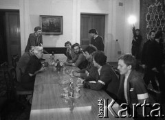 25.05.1981, Warszawa, Polska.
Spotkanie w sejmie po marszu protestacyjnym zorganizowanym przez NZS w obronie więźniów politycznych, n/z z lewej wicemarszałek Sejmu Halina Skibniewska, z prawej: Marcin Gugulski, Ryszard Marszałek, Jerzy Boruc, Piotr Ogiński, Wojciech Bogaczyk.
Fot. NN, kolekcja NZS SGGW, zbiory Fundacji Ośrodka KARTA, udostępnili Ryszard Marszałek i Jerzy Boruc