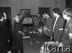 25.05.1981, Warszawa, Polska.
Spotkanie w sejmie po marszu protestacyjnym zorganizowanym przez NZS w obronie więźniów politycznych, n/z od lewej: Daniel Wróblewski, wicemarszałek Sejmu Halina Skibniewska, członek Rady Państwa Jan Józef Szczepański, po przeciwnej stronie stołu od prawej: Marcin Gugulski, Ryszard Marszałek, Jerzy Boruc, Seweryn Jaworski, Piotr Ogiński, Jan Karolkiewicz, Wojciech Bogaczyk.
Fot. NN, kolekcja NZS SGGW, zbiory Fundacji Ośrodka KARTA, udostępnili Ryszard Marszałek i Jerzy Boruc