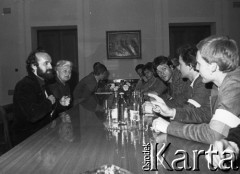 25.05.1981, Warszawa, Polska.
Spotkanie w sejmie po marszu protestacyjnym zorganizowanym przez NZS w obronie więźniów politycznych, n/z od lewej: Daniel Wróblewski, wicemarszałek Sejmu Halina Skibniewska, członek Rady Państwa Jan Józef Szczepański, po przeciwnej stronie stołu od prawej: Marcin Gugulski, Ryszard Marszałek, Jerzy Boruc, Jan Karolkiewicz.
Fot. NN, kolekcja NZS SGGW, zbiory Fundacji Ośrodka KARTA, udostępnili Ryszard Marszałek i Jerzy Boruc