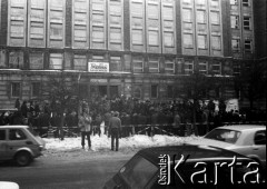 13.12.1981, Warszawa, Polska.
Pierwszy dzień stanu wojennego, n/z tłum zgromadzony przed siedzibą NSZZ Solidarność Region Mazowsze na ulicy Mokotowskiej.
Fot. NZS SGGW, udostępnili Ryszard Marszałek i Jerzy Boruc, zbiory Fundacji Ośrodka KARTA