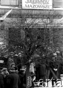13.12.1981, Warszawa, Polska.
Pierwszy dzień stanu wojennego, n/z tłum zgromadzony przed siedzibą NSZZ Solidarność Region Mazowsze na ulicy Mokotowskiej.
Fot. NZS SGGW, udostępnili Ryszard Marszałek i Jerzy Boruc, zbiory Fundacji Ośrodka KARTA