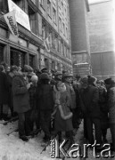 13.12.1981, Warszawa, Polska.
Pierwszy dzień stanu wojennego, n/z tłum zgromadzony przed siedzibą NSZZ Solidarność Region Mazowsze na ulicy Mokotowskiej.
Fot. NZS SGGW, udostępnili Ryszard Marszałek i Jerzy Boruc, zbiory Fundacji Ośrodka KARTA