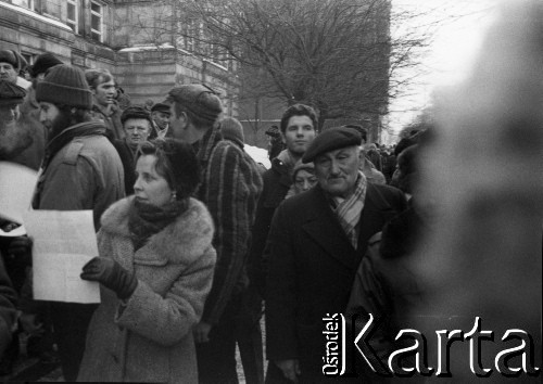 13.12.1981, Warszawa, Polska.
Pierwszy dzień stanu wojennego, n/z tłum zgromadzony przed siedzibą NSZZ Solidarność Region Mazowsze na ulicy Mokotowskiej.
Fot. NZS SGGW, udostępnili Ryszard Marszałek i Jerzy Boruc, zbiory Fundacji Ośrodka KARTA