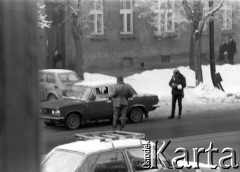 13.12.1981, Warszawa, Polska.
Pierwszy dzień stanu wojennego, n/z patrol milicji kontroluje samochód osobowy.
Fot. NZS SGGW, udostępnili Ryszard Marszałek i Jerzy Boruc, zbiory Fundacji Ośrodka KARTA