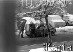 13.12.1981, Warszawa, Polska.
Pierwszy dzień stanu wojennego, n/z patrol milicji kontroluje samochód osobowy.
Fot. NZS SGGW, udostępnili Ryszard Marszałek i Jerzy Boruc, zbiory Fundacji Ośrodka KARTA